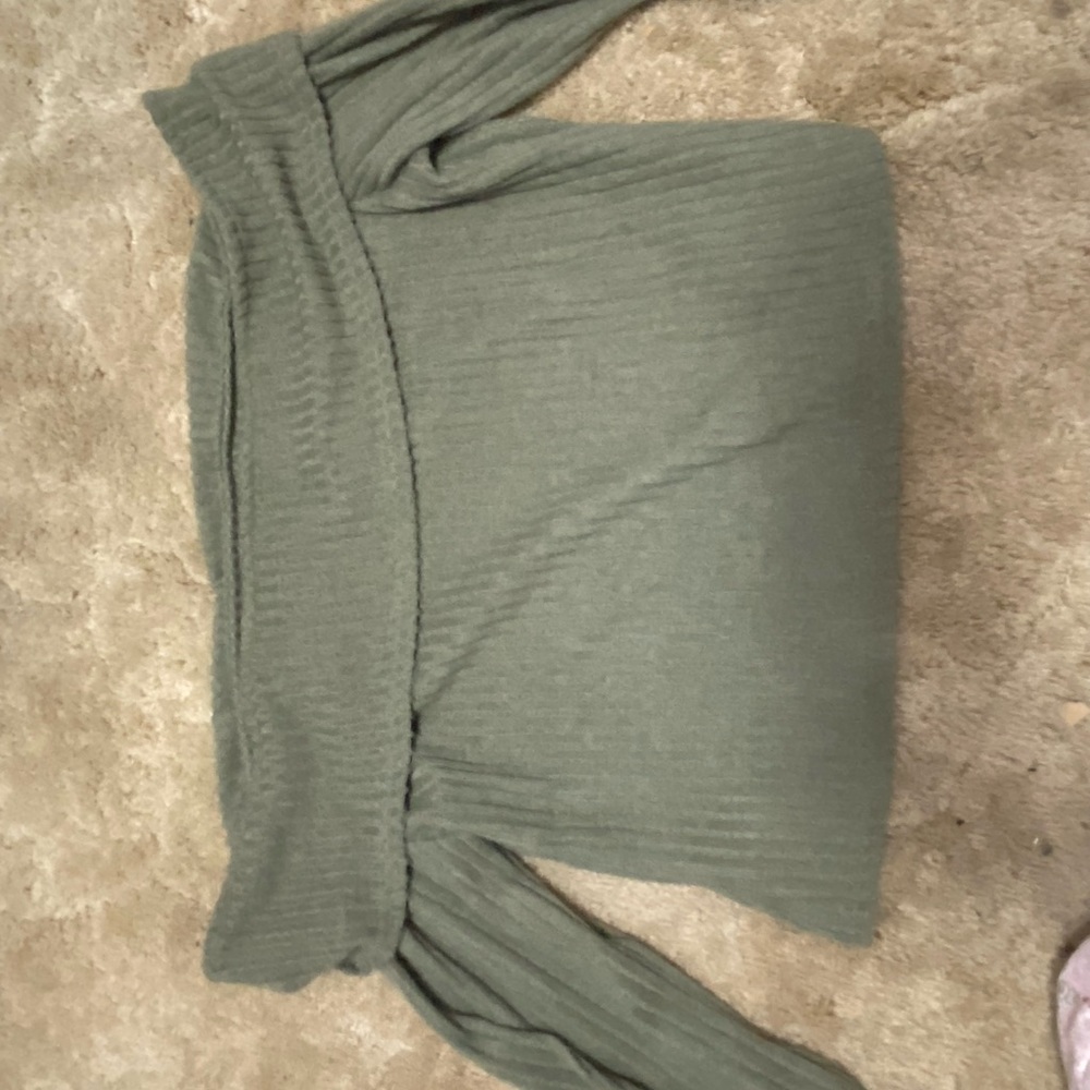 Plus size green long sleeve top